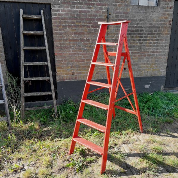 Houten trap, rood, schilderstrap, ladder, decoratie.