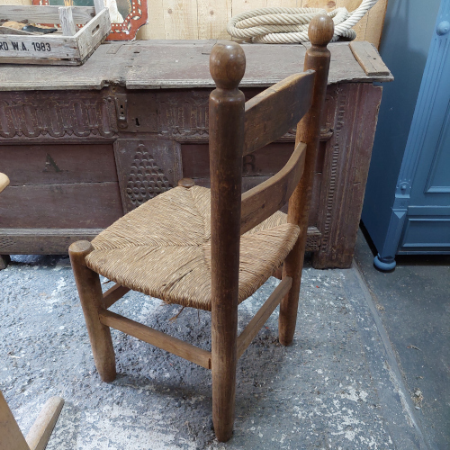 Vintage stoel met rieten zittingen en houten bolknoppen