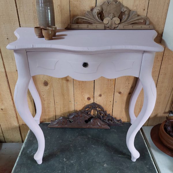 Dit Biedermeier tafeltje heeft mooie vormen en is afgewerkt met krijtverf in een zachte roze tint.