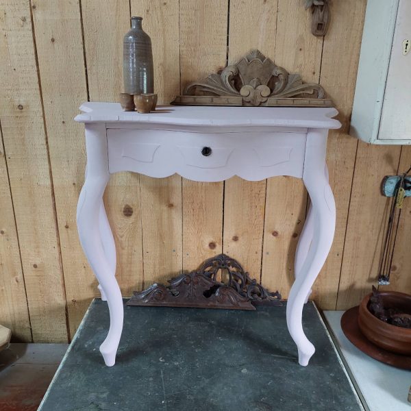Dit Biedermeier tafeltje heeft mooie vormen en is afgewerkt met krijtverf in een zachte roze tint.