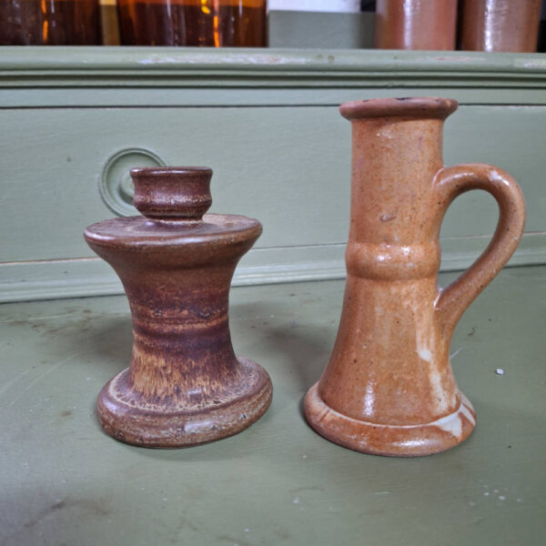 Set van twee aardewerken kandelaren, in mooie bruine tinten.