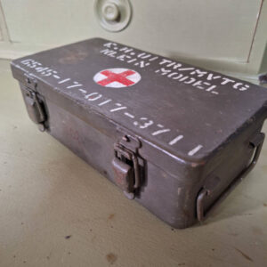 Klein metalen EHBO kistje / verbandtrommel uit het leger. 