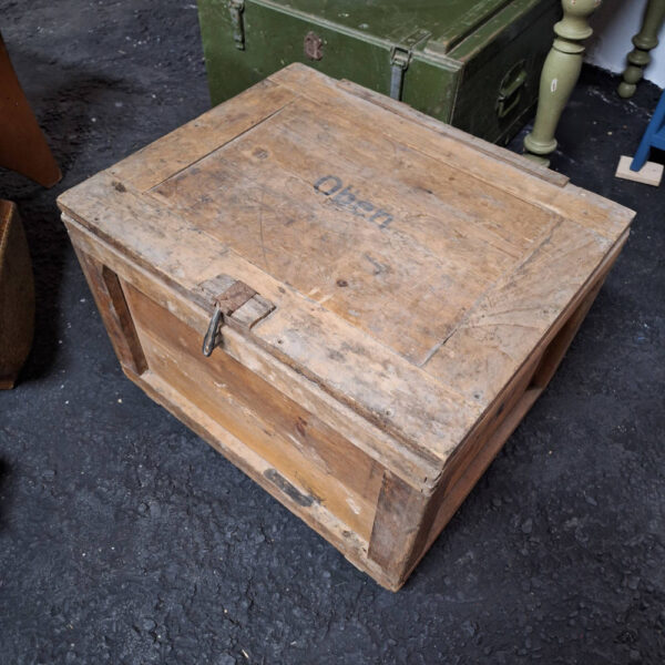 Kist "Pulverfabrik", oude houten kist voor vervoeren van springstof