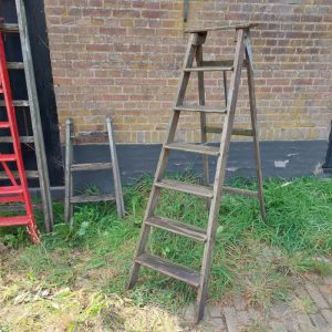 Houten trap, schilderstrap, ladder, decoratie.