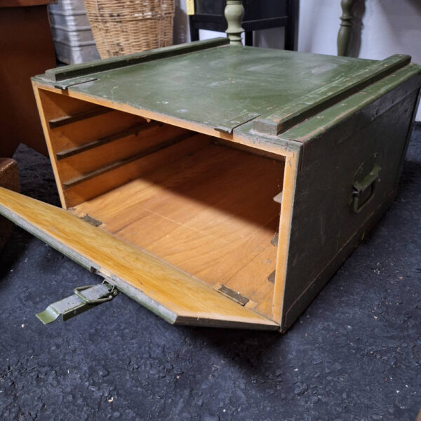 Legerkist, groene houten kist, salontafel