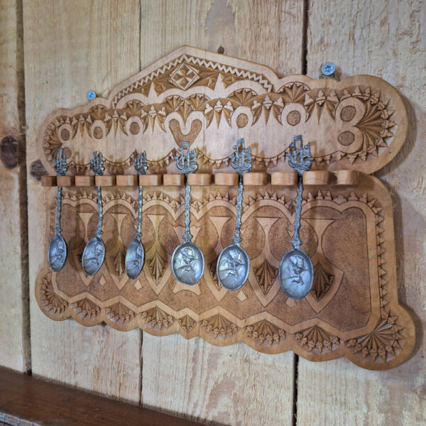 Mooi lepelrekje met houtsnijwerk (ookwel chip carved genoemd) er is ruimte voor 12 lepels
