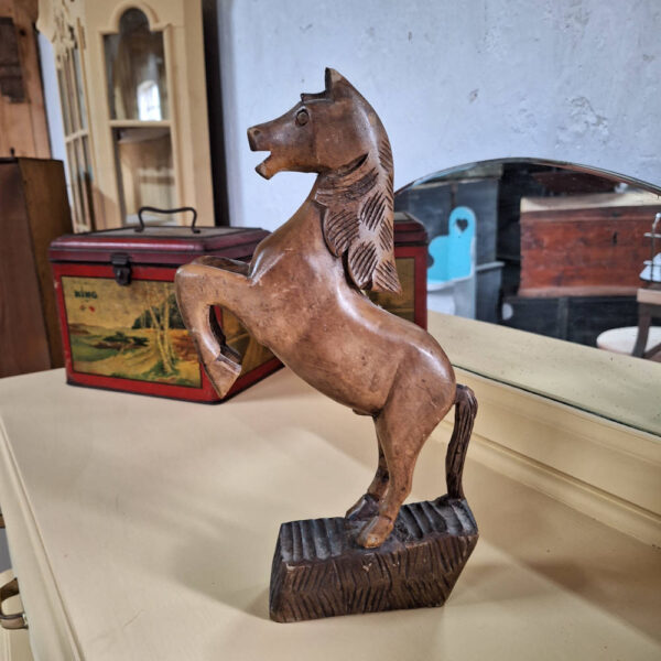 Houten beeld van een steigerend paard, houten paard