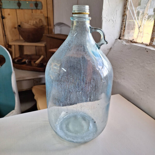 Deze transparante glazen gistfles is een veelzijdig decoratief stuk, vaas.