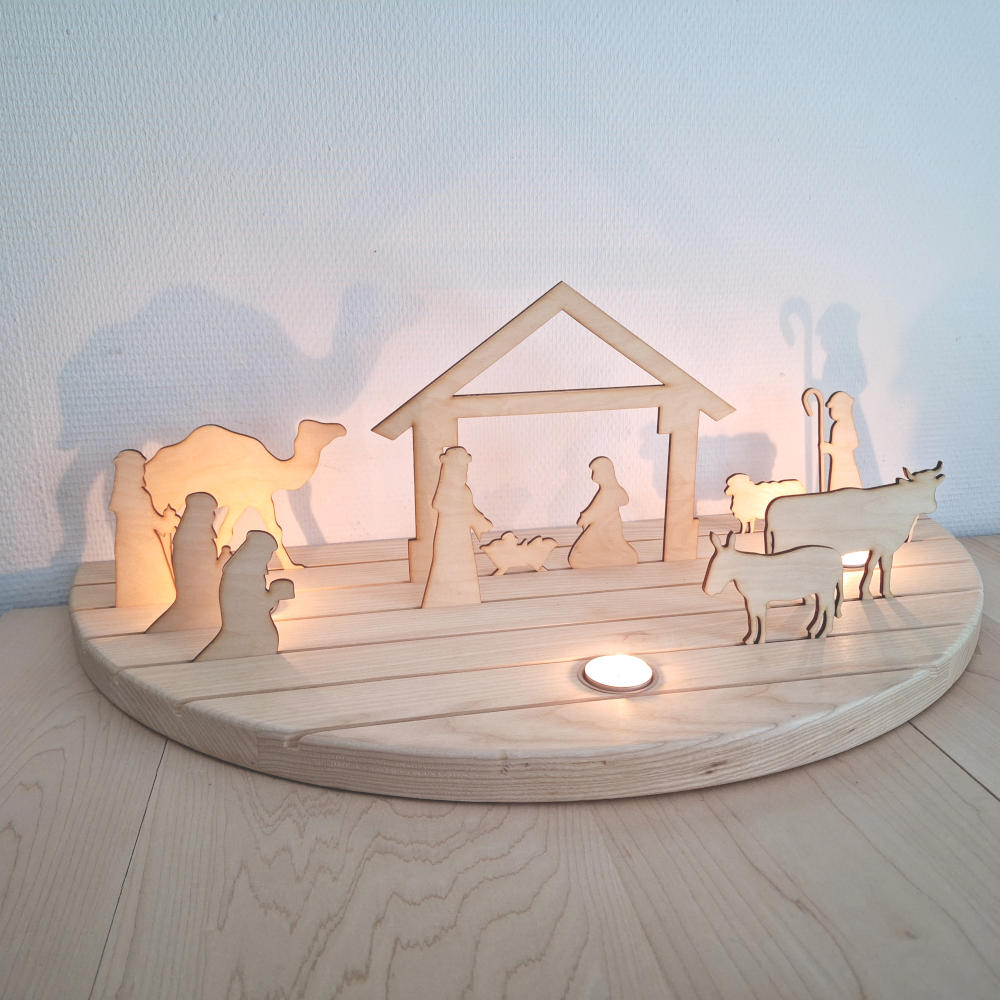 Houten kerststal, plateau met houten silhouetten, seizoenstafel met kaarslicht waxines